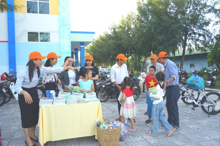 Một buổi sáng thật ý nghĩa trong những ngày diễn ra chương trình “Đổi chai nhựa lấy sách”