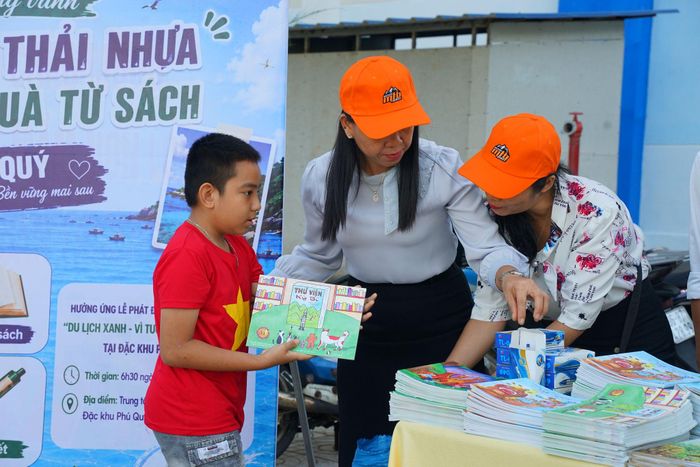 Niềm vui của các em khi nhận được sách và bút