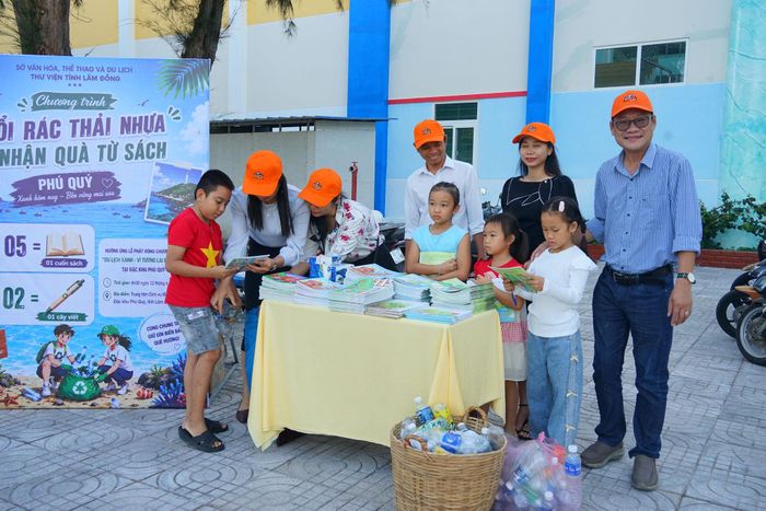 Từ sáng sớm các em nhỏ đã mang chai nhựa đến để đổi sách