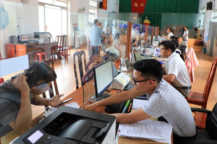 Khối lượng công việc dồn về cấp xã trong điều kiện nhân lực còn nhiều hạn chế