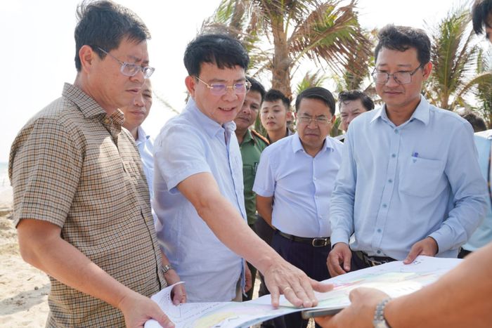 Ủy viên Ban Chấp hành Trung ương Đảng, Phó Bí thư Tỉnh ủy, Chủ tịch UBND tỉnh Lâm Đồng Hồ Văn Mười khảo sát thực địa khu vực dự kiến hình thành Khu kinh tế ven biển phía Nam