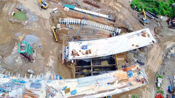 "Siêu nút giao" Vành đai 3 - Đại lộ Thăng Long dự kiến về đích và đưa vào vận hành ngay trong năm 2026. Sau khi hoàn thành, nút giao được kỳ vọng giảm ùn tắc, tăng khả năng kết nối giao thông khu vực, đồng thời thúc đẩy phát triển các khu đô thị vệ tinh phía Tây Hà Nội.
