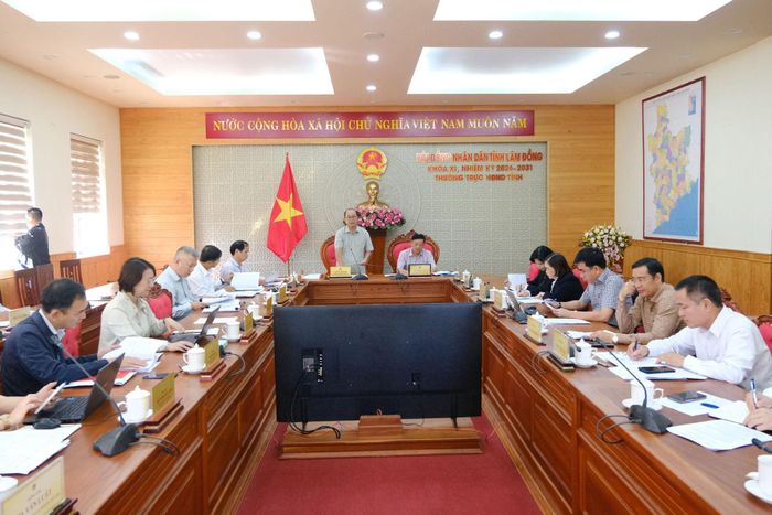 Quang cảnh buổi làm việc