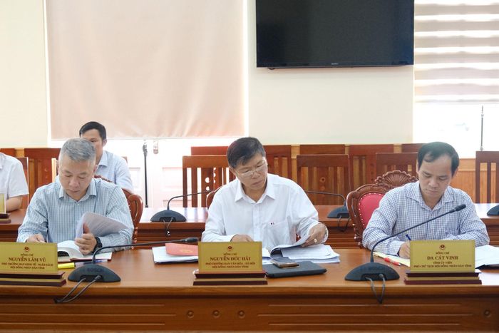 Đồng chí Đa Cát Vinh, Tỉnh ủy viên, Phó Chủ tịch HĐND tỉnh, Phó Trưởng Đoàn giám sát cùng các thành viên HĐND tỉnh tham dự buổi làm việc