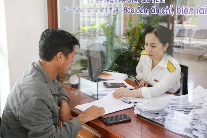 Cán bộ Thuế cơ sở 12 hỗ trợ quy định về thuế cho người nộp thuế