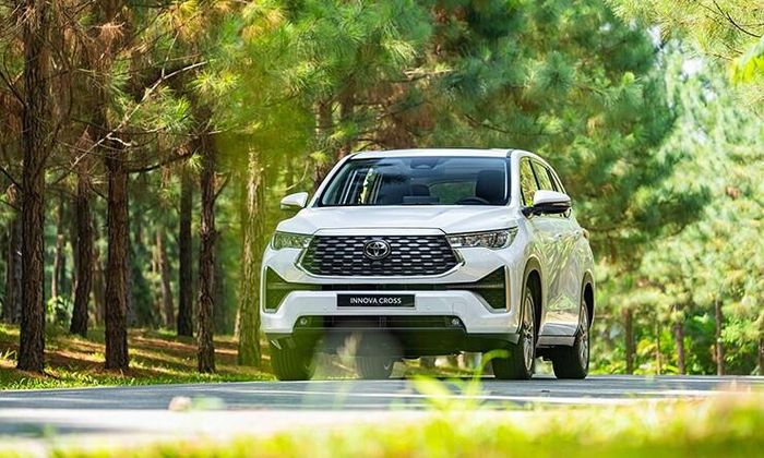 Thiết kế đầu xe với lưới tản nhiệt hình lục giác đặc trưng