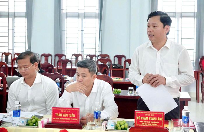Đồng chí Võ Phạm Xuân Lâm, Ủy viên Ban Thường vụ Tỉnh ủy, Bí thư Đảng ủy, Chủ tịch HĐND phường Bắc Gia Nghĩa báo cáo tình hình thực hiện nhiệm vụ chính trị 6 tháng đầu năm 2026