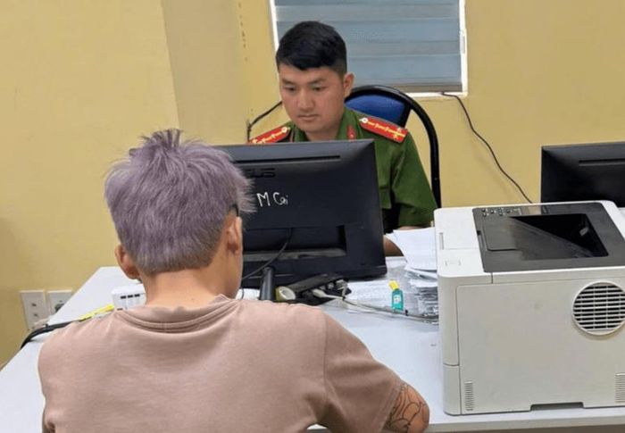 Công an xã Chiềng Khoong làm việc với L.V.H (áo nâu)