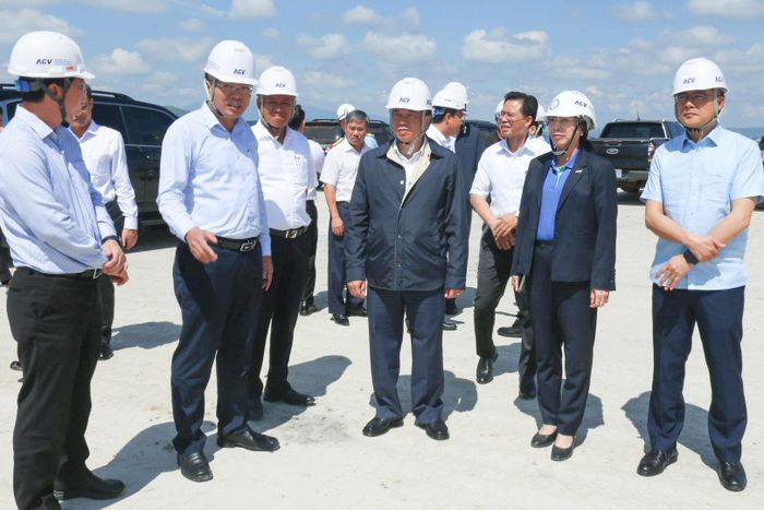 Đồng chí Y Thanh Hà Niê Kđăm, Ủy viên Ban Chấp hành Trung ương Đảng, Bí thư Tỉnh ủy, Trưởng Đoàn ĐBQH tỉnh Lâm Đồng cùng các đồng chí trong Đoàn công tác nghe đại diện ACV báo cáo tiến độ dự án
