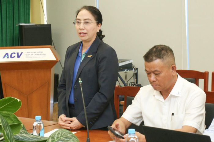 Bà Nguyễn Thị Hồng Phượng, Ủy viên Thường vụ, Thành viên Hội đồng quản trị Tổng Công ty Hàng không Việt Nam báo cáo tại buổi làm việc