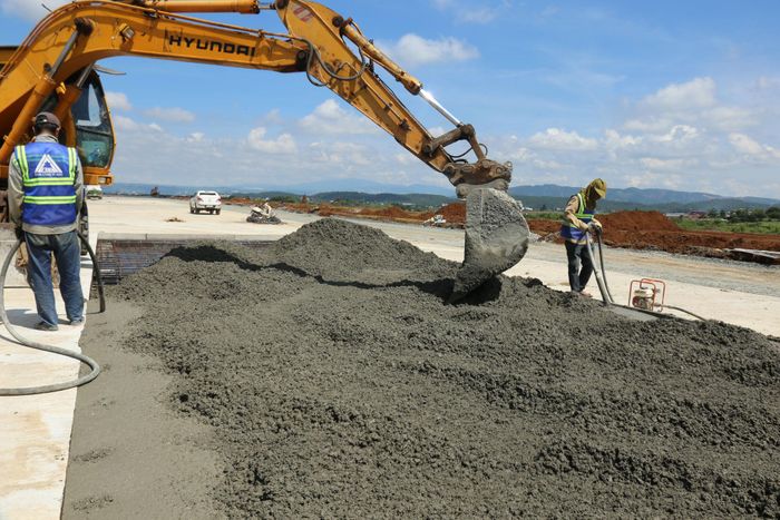 Công nhân tiến hành đổ bê tông các hạng mục trong dự án
