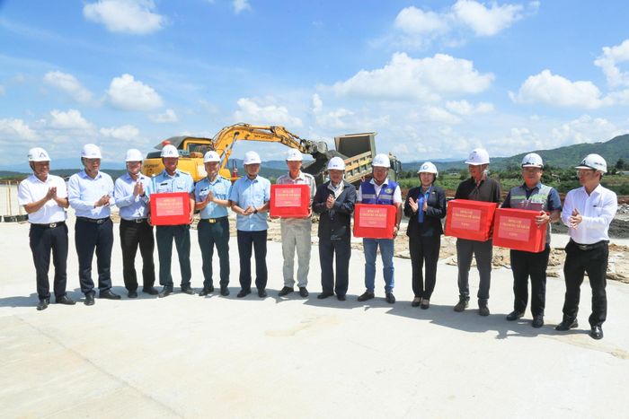 Bí thư Tỉnh ủy Lâm Đồng Y Thanh Hà Niê Kđăm tặng quà cho các đơn vị thi công
