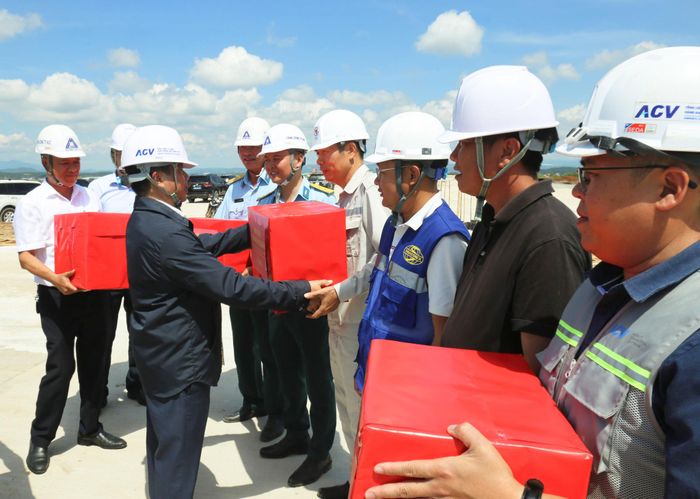 Bí thư Tỉnh ủy Lâm Đồng Y Thanh Hà Niê Kđăm tặng quà cho các đơn vị thi công