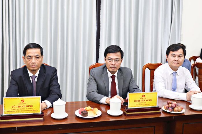 Các đồng chí: Võ Thanh Bình, Ủy viên Ban Thường vụ Tỉnh ủy, Trưởng Ban Tuyên giáo và Dân vận Tỉnh ủy; Đinh Văn Tuấn, Tỉnh ủy viên, Phó Chủ tịch UBND tỉnh; lãnh đạo Văn Phòng Tỉnh ủy dự