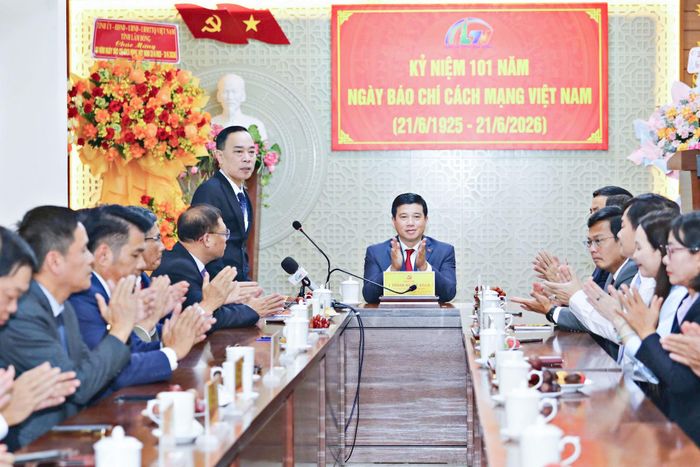 Đồng chí Lê Huy Toàn, Tỉnh ủy viên, Giám đốc Báo và Phát thanh, Truyền hình Lâm Đồng phát biểu tại buổi thăm, làm việc