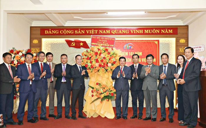 Đồng chí Y Thanh Hà Niê Kđăm, Ủy viên Ban Chấp hành Trung ương Đảng, Bí thư Tỉnh ủy, Trưởng Đoàn ĐBQH tỉnh cùng các thành viên Đoàn công tác tặng lẵng hoa chúc mừng cán bộ, phóng viên, biên tập viên, người lao động Báo và Phát thanh, Truyền hình Lâm Đồng