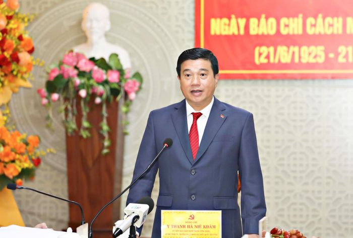 Đồng chí Y Thanh Hà Niê Kđăm, Ủy viên Ban Chấp hành Trung ương Đảng, Bí thư Tỉnh ủy, Trưởng Đoàn ĐBQH tỉnh Lâm Đồng phát biểu chỉ đạo