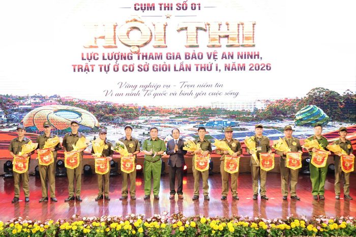 Ban Tổ chức trao hoa, cờ lưu niệm tới các đội thi