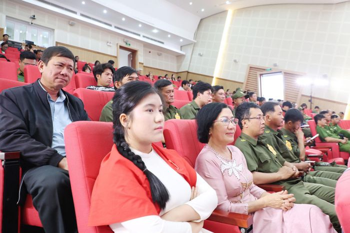 Khán giả theo dõi và cổ vũ cho các đội thi