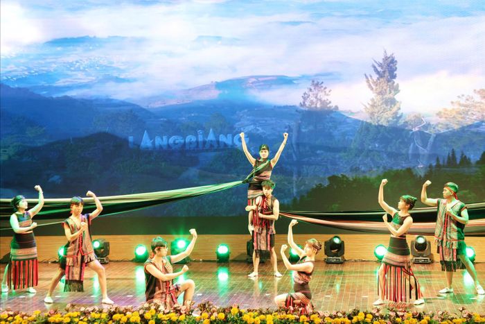 Các đội thi mang đến hội thi những tiết mục được dàn dựng công phu, gần gũi