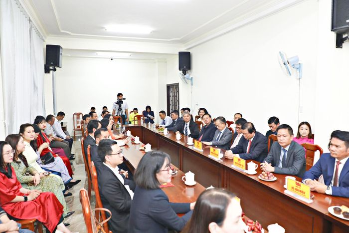 Lãnh đạo các sở, ngành, tập thể cán bộ, viên chức, người lao động Báo và PTTH tỉnh dự buổi thăm và chúc mừng của đồng chí Bí thư Tỉnh ủy Y Thanh Hà Niê Kđăm