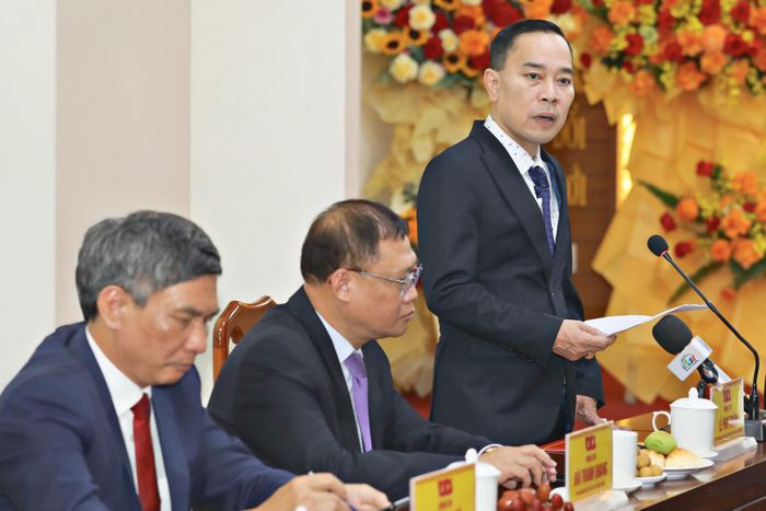 Nhà báo Lê Huy Toàn, Tỉnh ủy viên, Giám đốc Báo và PTTH Lâm Đồng báo cáo hoạt động của đơn vị