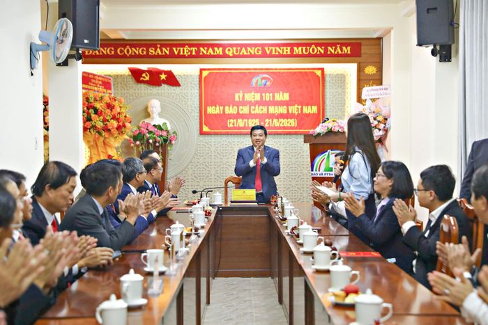 Quang cảnh buổi thăm, chúc mừng tập thể lãnh đạo, viên chức, người lao động Báo và PTTH Lâm Đồng nhân kỷ niệm Ngày Báo chí Cách mạng Việt Nam chiều 17/6