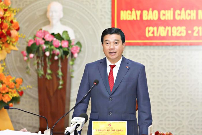 Đồng chí Bí thư Tỉnh ủy Lâm Đồng Y Thanh Hà Niê Kđăm tin tưởng cùng tinh thần đoàn kết và khát vọng cống hiến, tập thể Báo và PTTH Lâm Đồng sẽ tiếp tục phát triển vững mạnh, hoàn thành xuất sắc nhiệm vụ được giao thời gian tới