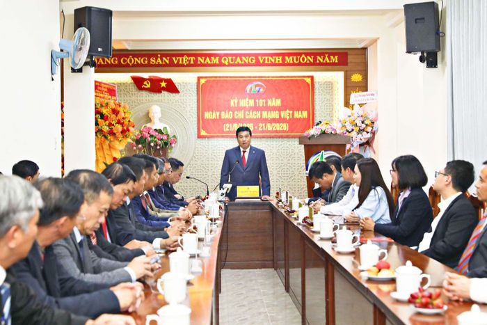 Đồng chí Bí thư Tỉnh ủy Y Thanh Hà Niê Kđăm phát biểu tại buổi thăm Báo và PTTH Lâm Đồng