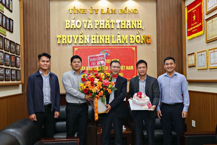 Anh Trương Minh Quang, Bí thư Tỉnh đoàn Lâm Đồng làm Trưởng đoàn tới thăm, chúc mừng tập thể cán bộ, viên chức, người lao động Báo và PTTH Lâm Đồng nhân kỷ niệm Ngày Báo chí Cách mạng Việt Nam