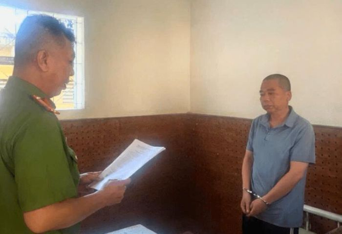 Cơ quan Công an tống đạt quyết định và lệnh đối với đối tượng Thái Huy Phong.