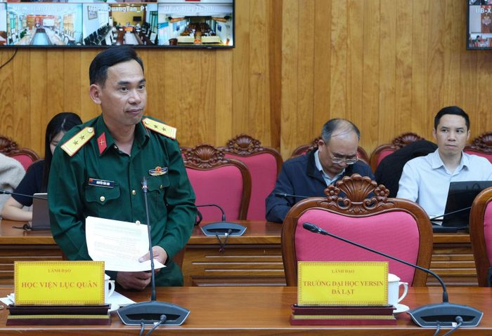 Đại diện lãnh đạo Học viên Lục quân nêu tình hình triển khai trong lực lượng