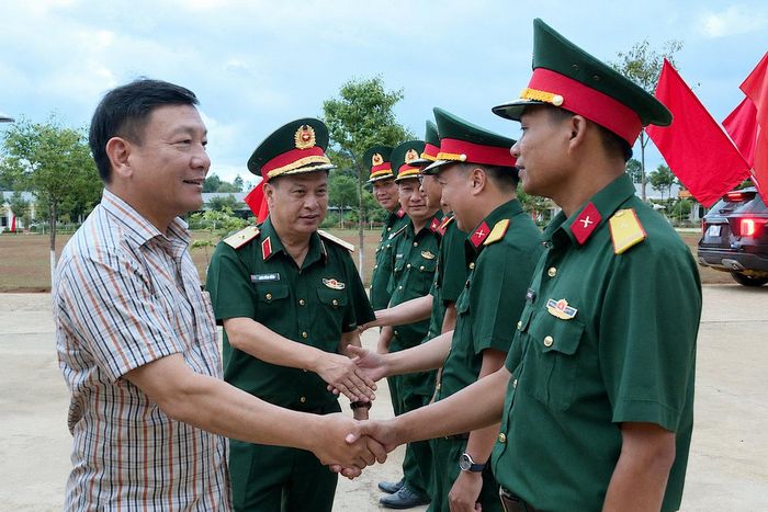 Phó Bí thư Tỉnh ủy Bùi Thắng thăm cán bộ, chiến sĩ Trung đoàn 994A