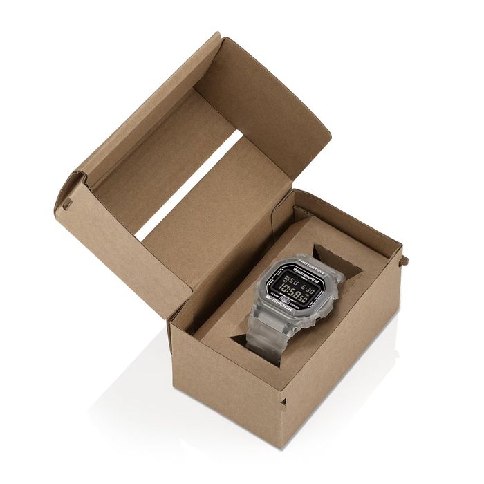 Mẫu DW-5600TNT-7 đi kèm với bao bì phiên bản đặc biệt được thiết kế riêng cho lần hợp tác này.