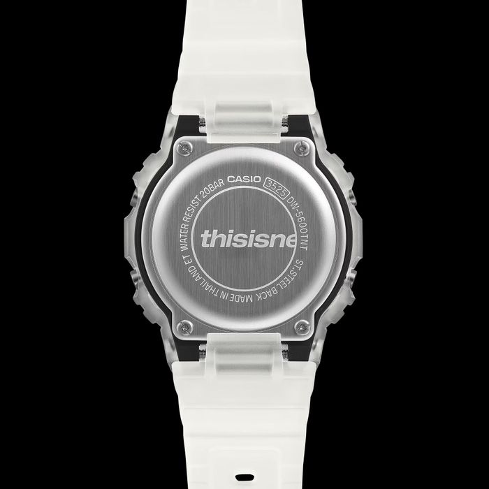 Mặt sau của Casio G-Shock DW-5600TNT-7 được khắc logo của thương hiệu thisisneverthat.
