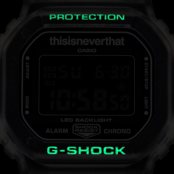 Các ký tự trên vành bezel của Casio G-Shock DW-5600TNT-7 có khả năng phát sáng trong bóng tối.
