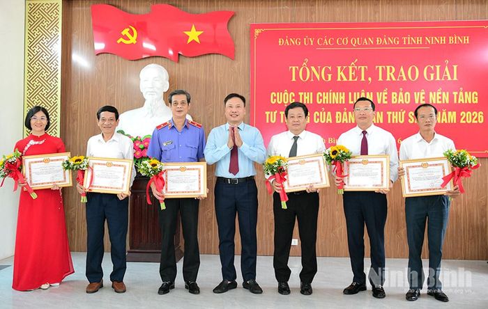 Đồng chí Hoàng Nguyên Dự, Ủy viên Ban Thường vụ Tỉnh ủy, Phó Bí thư Thường trực Đảng ủy các cơ quan Đảng tỉnh trao Giấy chứng nhận cho các tập thể đạt giải xuất sắc.