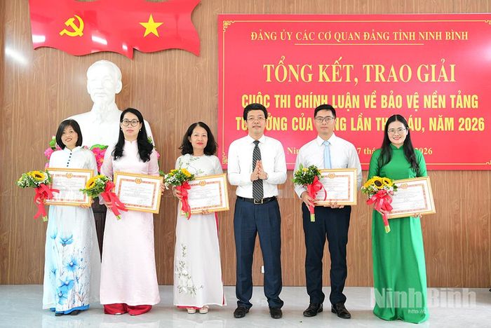 Đồng chí Khúc Mạnh Kiên, Tỉnh ủy viên, Phó Trưởng Ban Tuyên giáo và Dân vận Tỉnh ủy trao Giấy chứng nhận cho các tác giả và nhóm tác giả đạt giải B.