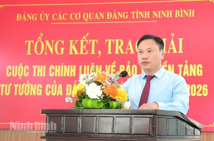 Đồng chí Hoàng Nguyên Dự, Ủy viên Ban Thường vụ Tỉnh ủy, Phó Bí thư Thường trực Đảng ủy các cơ quan Đảng tỉnh phát biểu tại hội nghị.