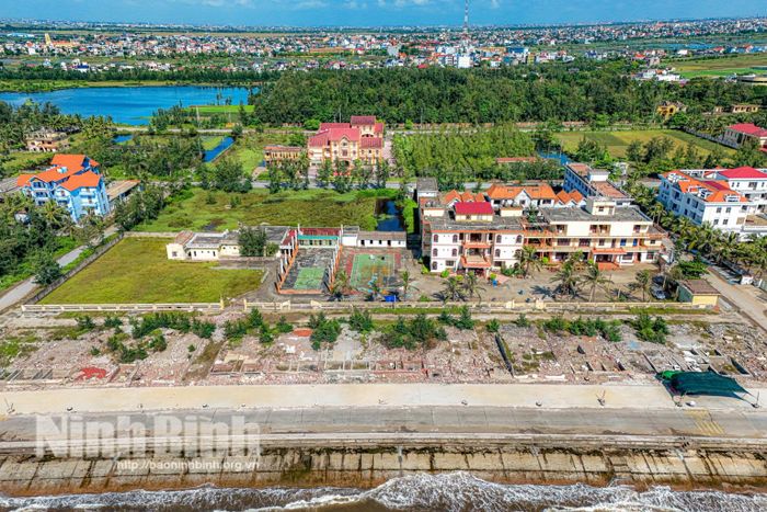 Khu du lịch biển Quất Lâm được hình thành từ năm 1997, mỗi năm đón hàng vạn lượt khách du lịch trong và ngoài tỉnh về tắm biển, nghỉ dưỡng, góp phần phát triển kinh tế - xã hội của địa phương.