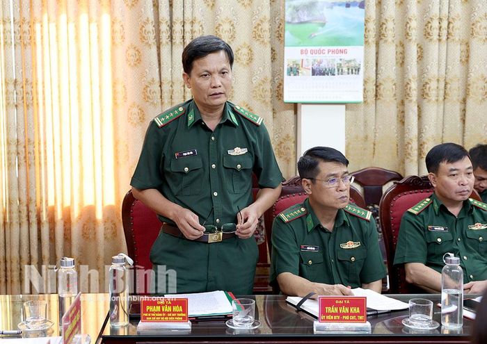 Đồng chí Đại tá Phạm Văn Hóa, Phó Bí thư Đảng ủy, Chỉ huy trưởng Ban Chỉ huy Bộ đội Biên phòng tỉnh phát biểu tại hội nghị.