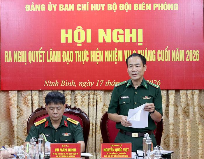 Đồng chí Thượng tá Nguyễn Quốc Việt, Phó Chính ủy Bộ CHQS tỉnh, Bí thư Đảng ủy, Chính ủy Ban Chỉ huy BĐBP tỉnh phát biểu tại hội nghị.