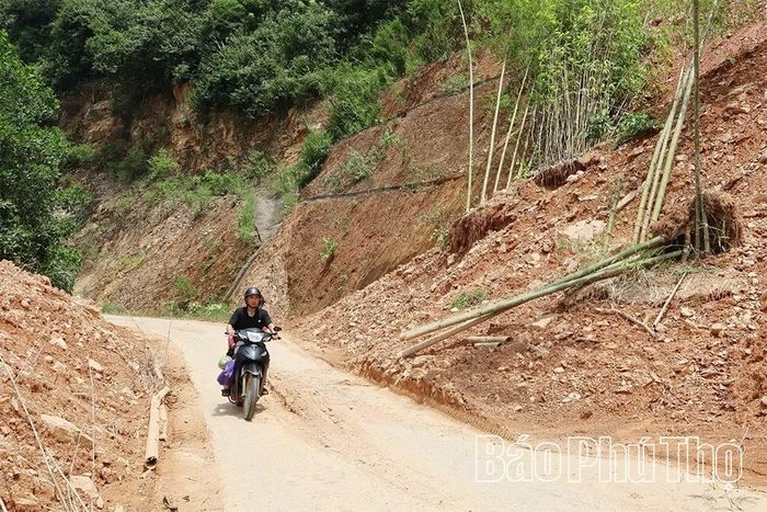 Giao thông chia cắt, tiềm ẩn nguy cơ sạt lở cao trên trục đường chính đã cản trở sự phát triển của địa phương.