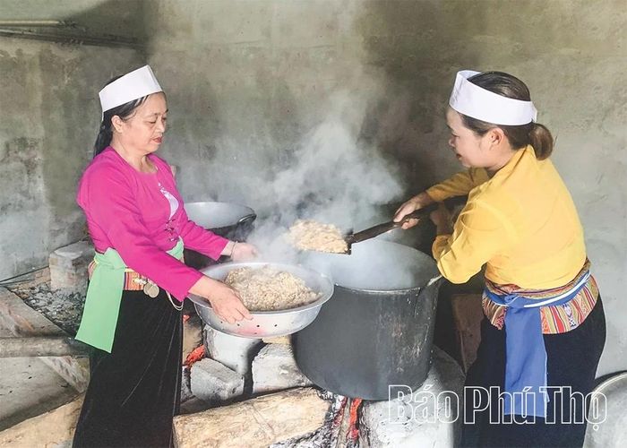 Gạo nếp được trộn với trấu đồ chín trên bếp củi.