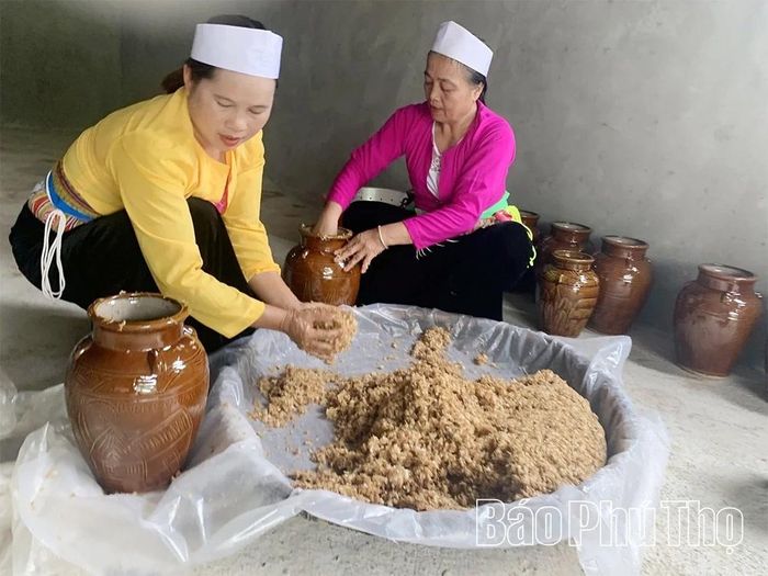 Cách làm rượu cần ngon của phụ nữ Mường xã Đại Đồng.