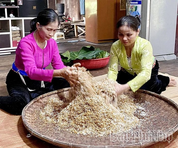 Sau khi để nguội, cơm được trộn đều với men trước khi đem ủ kín.