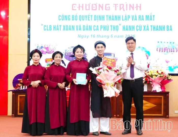 Lãnh đạo UBND xã Thanh Ba tặng hoa chúc mừng CLB.