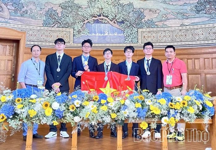 Em Lương Đức Gia Bảo cùng các thành viên đội tuyển Việt Nam xuất sắc giành huy chương tại Olympic Vật lý Châu Âu năm 2026.