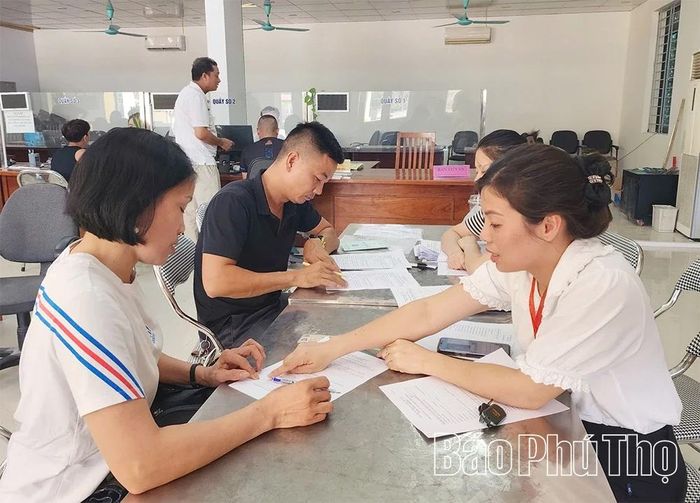 Cán bộ Trung tâm Dịch vụ việc làm Phú Thọ tư vấn, cung cấp thông tin thị trường cho người lao động.
