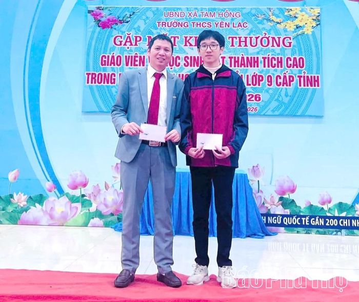 Ngô Xuân Tùng luôn có mặt trong các đợt trao thưởng học sinh giỏi của Trường THCS Yên Lạc.